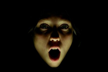 Kız korkudan çığlıklar