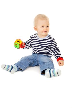 küçük çocuk oyuncakları ile oynuyor