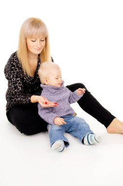 Anne küçük bebeği ile oturur