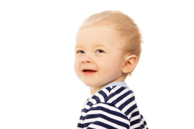 küçük çocuk kameraya bakar ve gülümseyerek