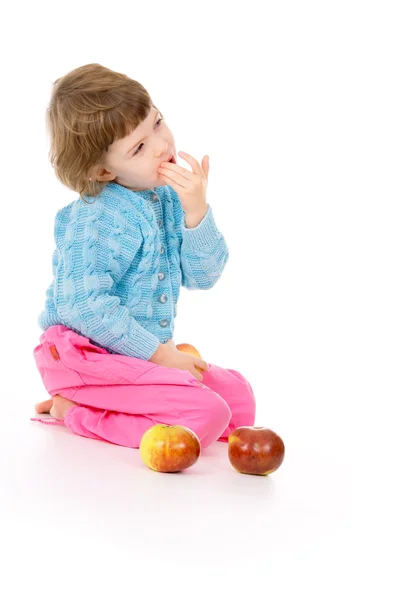 A beautiful little, girl eats apples — Stockfoto