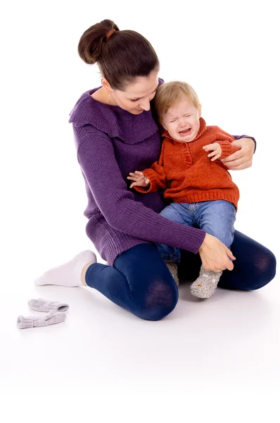 Bébé pleure, colères sur les mains de la mère — Photo