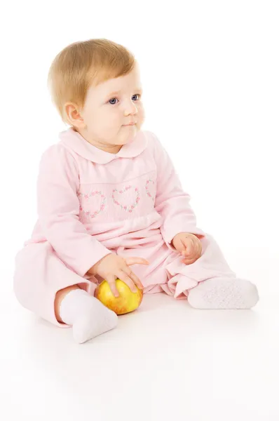 Красивый маленький ребенок держит яблоки — стоковое фото