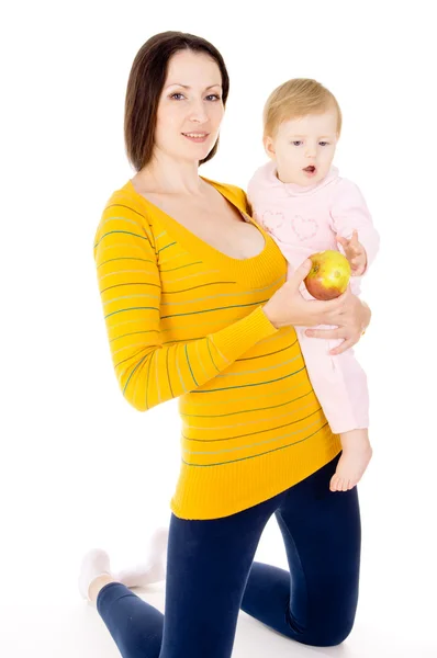 Mother is feeding a baby apples — Stock Photo, Image