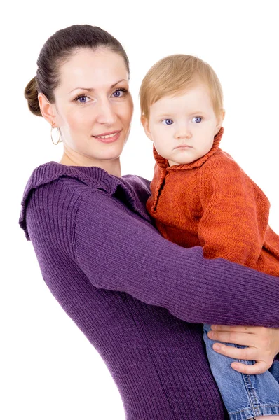 Mutter hält das Baby zärtlich in den Armen — Stockfoto