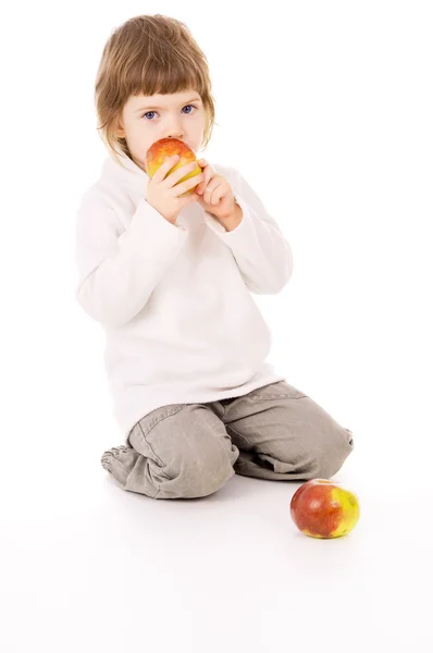 Het kleine meisje appels eten — Stockfoto