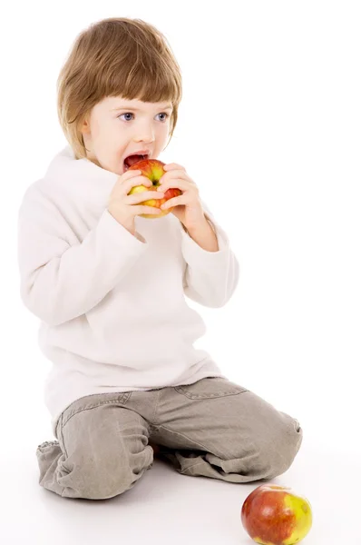 Het kleine meisje appels eten — Stockfoto