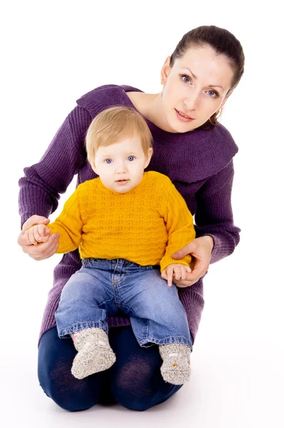 Die Mutter sitzt und Kind in den Armen hält — Stockfoto