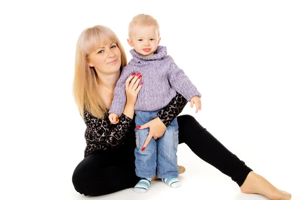 Uma mãe feliz senta-se com seu bebê — Fotografia de Stock