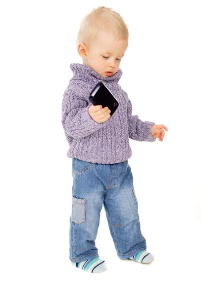 En liten pojke hålla en mobiltelefon — Stockfoto