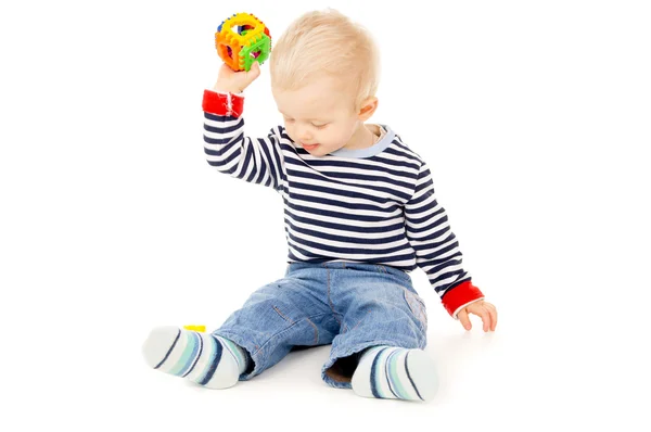 Un niño jugando con un juguete — Foto de Stock