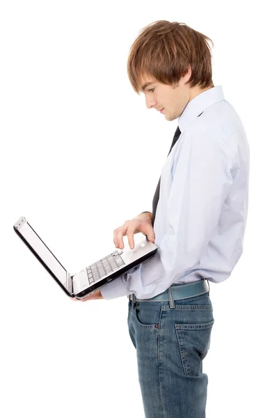 Cara correndo em um laptop, vestido com uma camisa e gravata — Fotografia de Stock