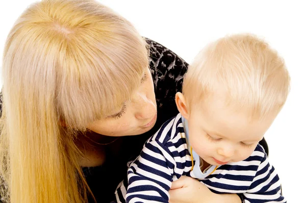 Mãe feliz abraçando bebê — Fotografia de Stock