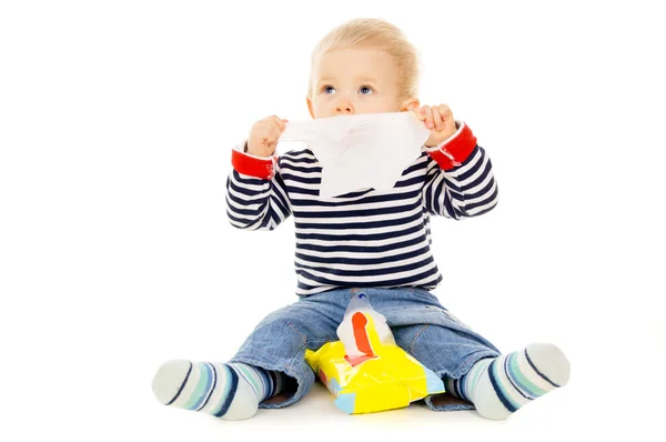 Petit bébé se mouiller lingettes, et essuie son visage — Photo