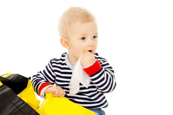 Piccolo bambino ottenere salviettine bagnate, e si pulisce il viso — Foto Stock