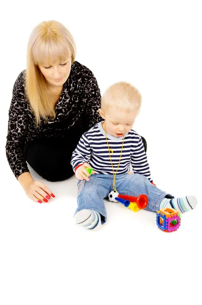 Pequeno garoto com minha mãe brinca com brinquedos — Fotografia de Stock