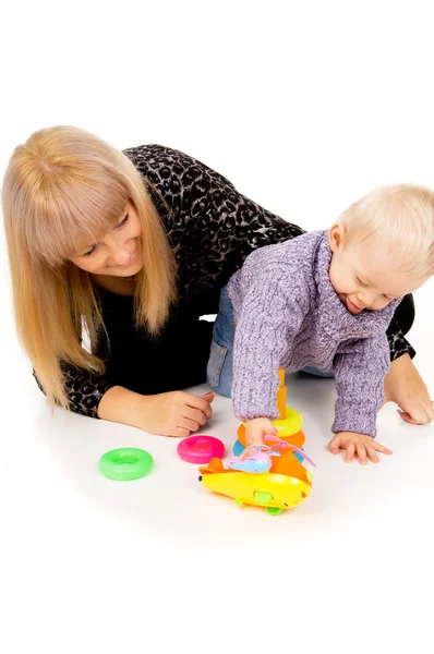 Mamá juega con un bebé pequeño — Foto de Stock