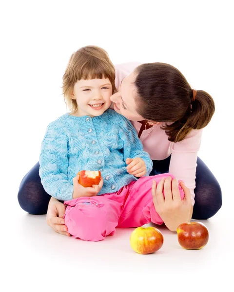 Mamá y su hija tienen una forma de vida saludable y comen manzanas — Foto de Stock