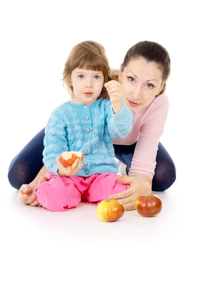 Madre e figlia mangiano mele — Foto Stock