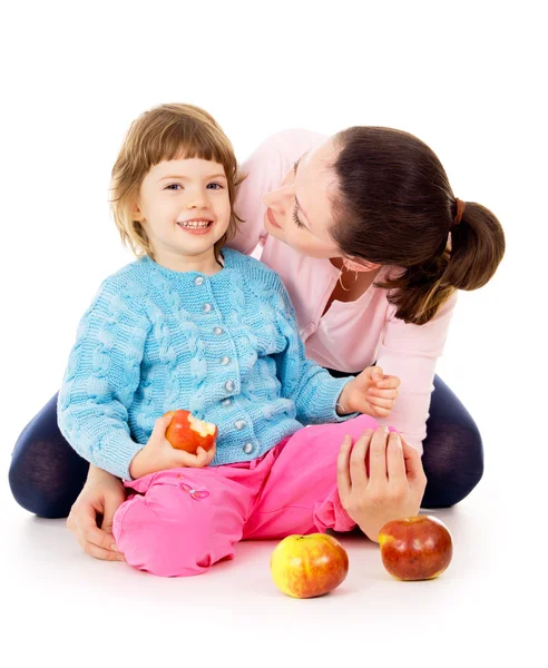 Mamma med dotter har en sund livsföring, och äta äpplen — Stockfoto