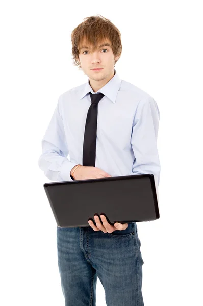 Um cara legal correndo em um laptop, vestido com uma camisa e gravata — Fotografia de Stock