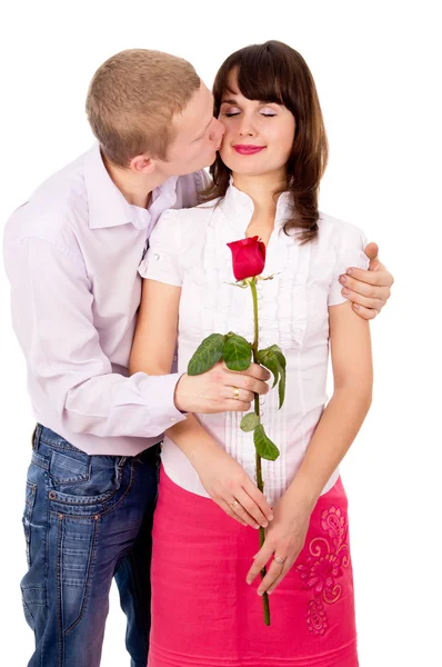 Der Kerl gibt einem Mädchen eine Rose, küsst — Stockfoto