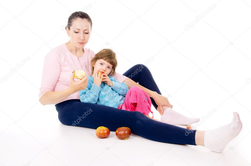 mother with a child eat apples