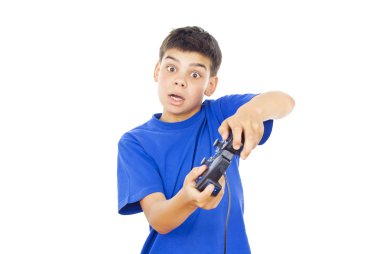 çocuk üzerinde joystick ile bilgisayar oyunu oynamak