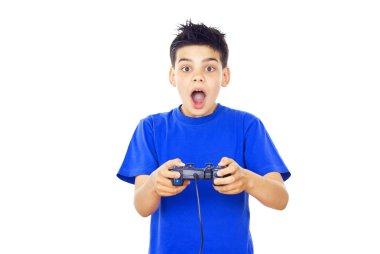 Çocuk video oyunları oynuyor.