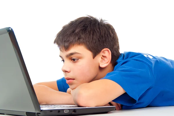 Jongen moe voor laptop spelen — Stockfoto