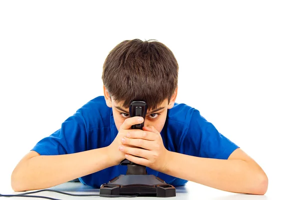 Menino cansado de jogar um joystick de vídeo game — Fotografia de Stock