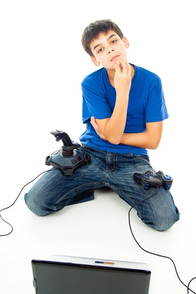 Menino com computador e com dois joysticks — Fotografia de Stock