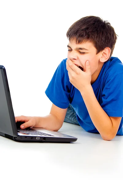 Jongen met laptop geïsoleerd — Stockfoto