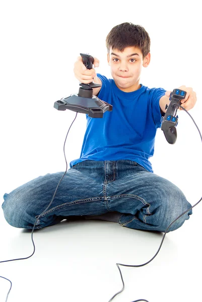 Junge mit zwei Joysticks spielt — Stockfoto