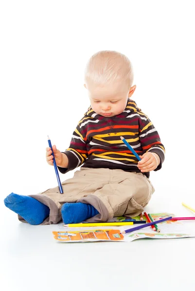Ребенок рисует карандашами — стоковое фото