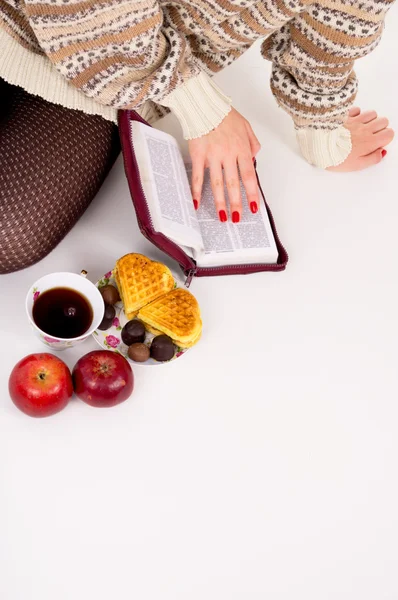 Primer plano Biblia y dulces — Foto de Stock