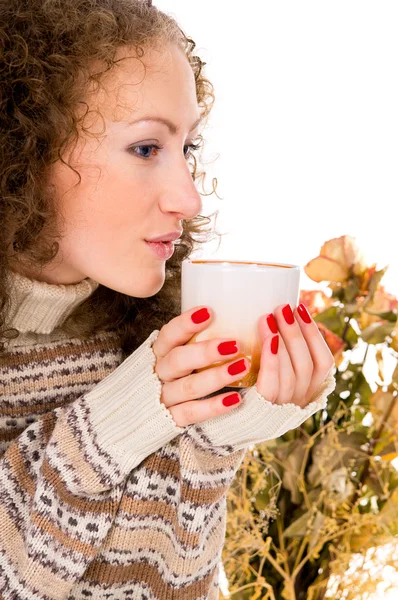 Close-up menina em uma camisola com uma caneca — Fotografia de Stock