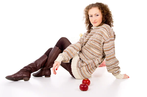 Conforto menina encaracolado com maçãs senta-se — Fotografia de Stock