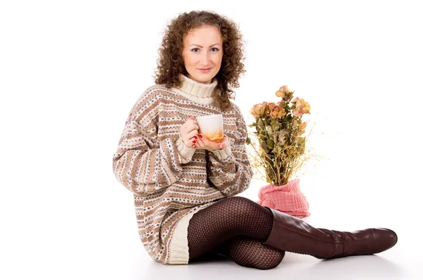 Confortar a la chica en un suéter con una taza —  Fotos de Stock