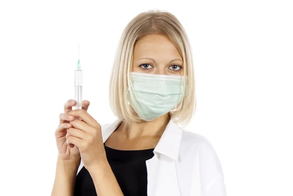 Läkare med en spruta och en mask — Stockfoto