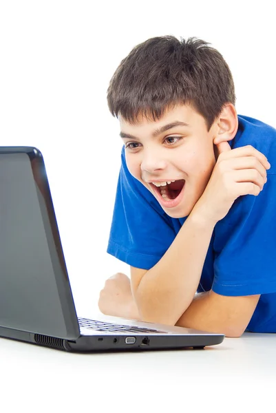 Ragazzo divertente con un computer portatile — Foto Stock