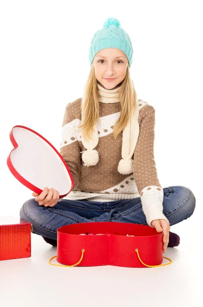 Mädchen mit Hut sitzt mit Geschenkschachteln — Stockfoto