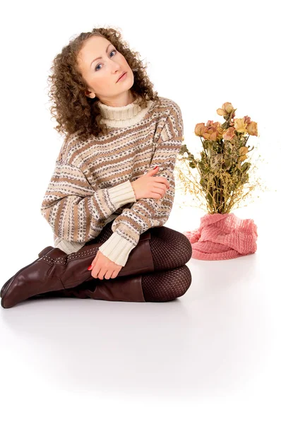 Κορίτσι σε ένα πουλόβερ και μπότες — Φωτογραφία Αρχείου