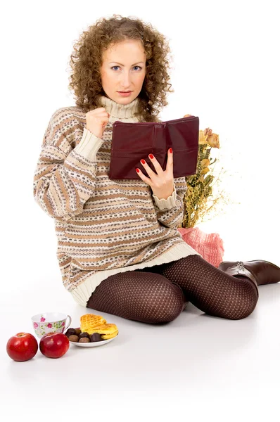 Flicka i en tröja med en bok — Stockfoto