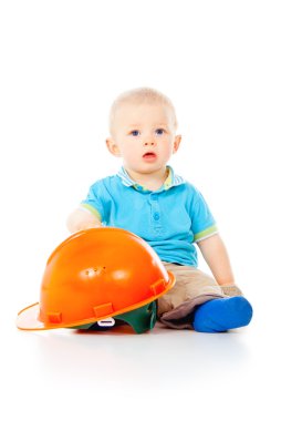 inşaat kask ile küçük çocuk