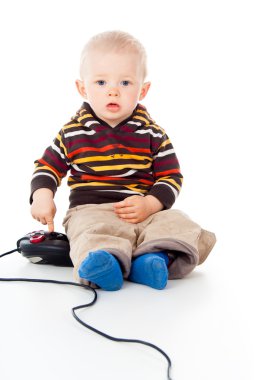 küçük çocuk çocuk bir joystick ile oynuyor