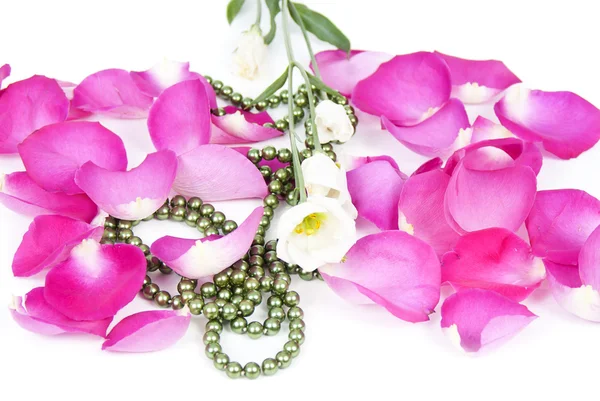 Against rose petals beads with flowers — Stock Photo, Image