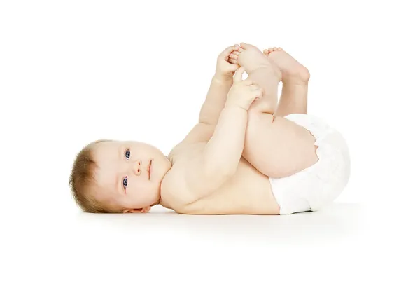 Baby liegt nackt in Windeln — Stockfoto