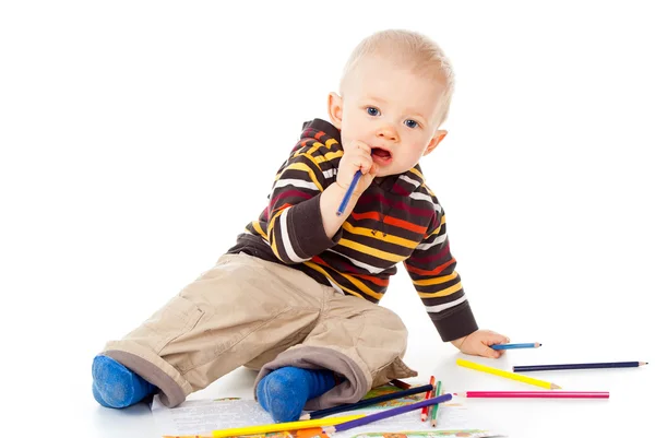 Hermoso niño dibuja con lápices — Foto de Stock