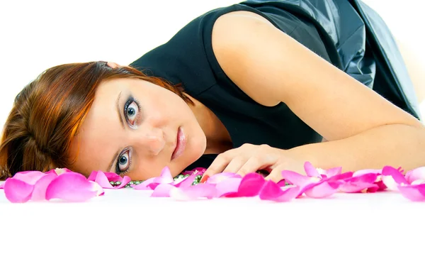 Красивая девушка в розовых лепестках изолированы — стоковое фото